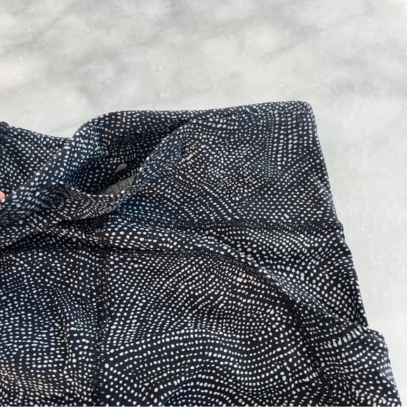 LuLuLemon 26” super lightweight legging. Black and white dots. 4 - Picture 8 of 16
